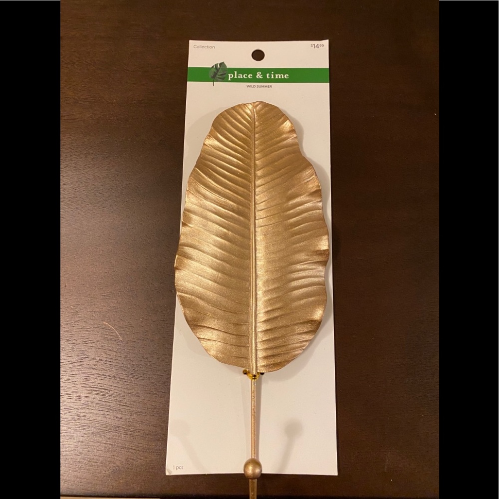 Leaf wall hook